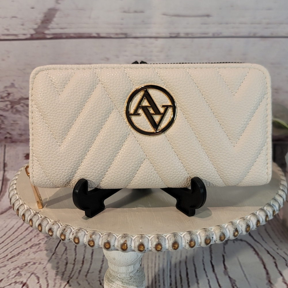 NWOT Adrienne Vittadini Elegant Cream Women's Card   Wallet
